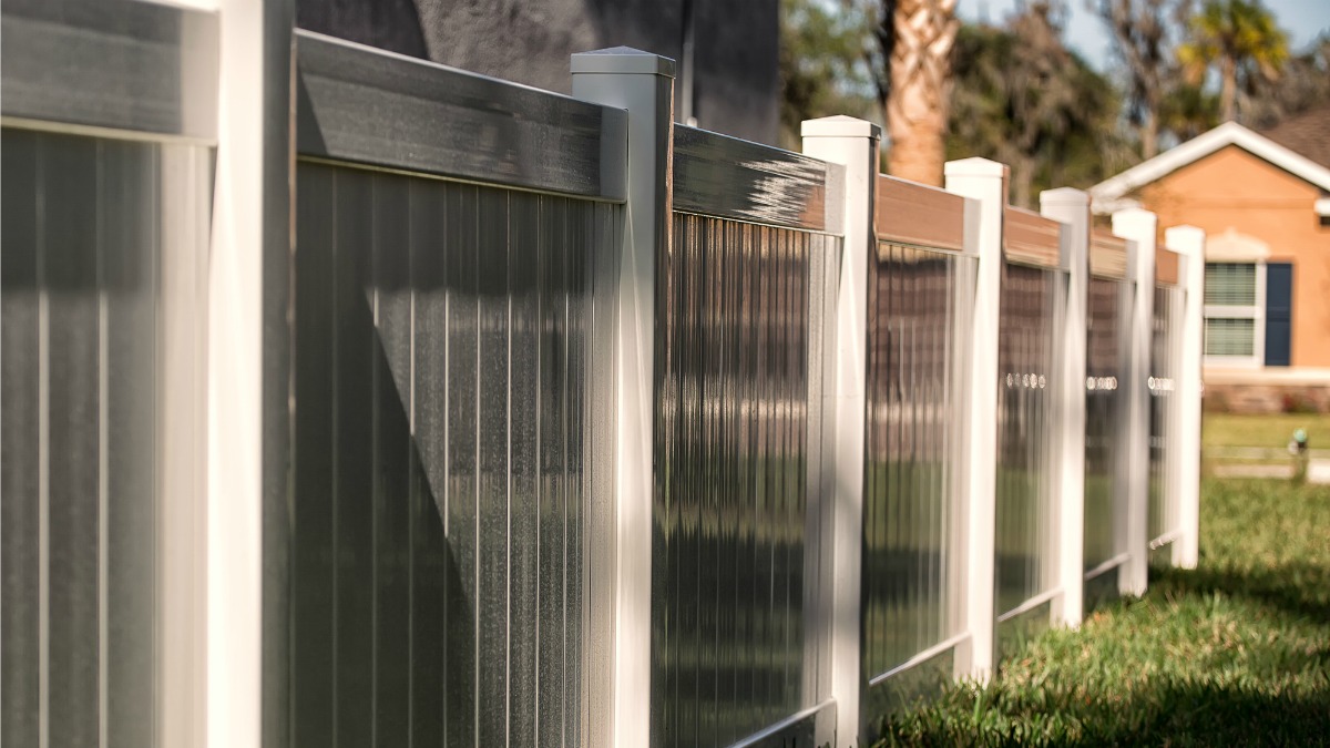 What's the Difference Between Vinyl and Composite Fencing?